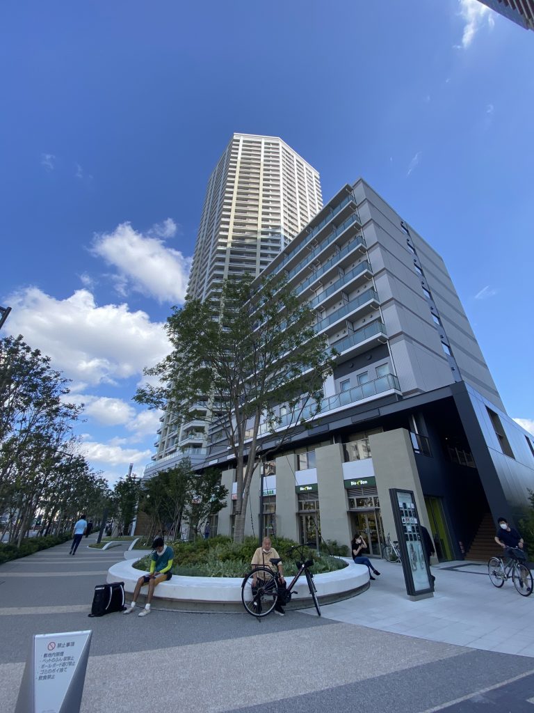 東口を出て左へ